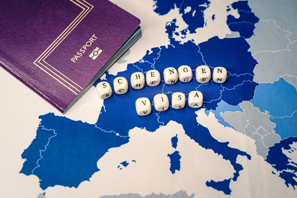 Avrupa’da kişilerin serbest dolaşımını sağlayan Schengen Anlaşması, bugün 29 ülkeyi kapsayan dünyanın en büyük sınırsız seyahat alanını oluşturuyor. Peki Schengen vizesi nedir ve hangi ülkelerde geçerlidir? Schengen’in tarihçesi, günümüzdeki işleyişi ve geleceğine dair merak edilenleri bu yazıda bulabilirsiniz.