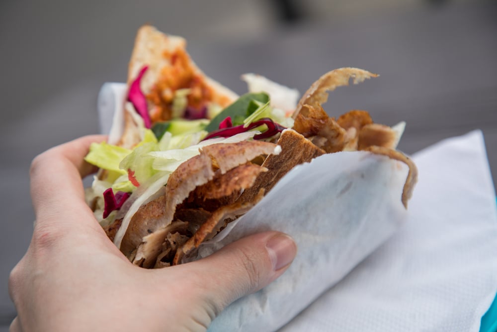 Türkiye’nin “Türk usulü döner” için AB'ye yaptığı başvurunun reddedildiği iddiaları gündeme damga vurdu. Türkiye adına başvuruyu yapan UDOFED, sürecin hâlâ devam ettiğini açıklarken, Almanya’da CSU’nun “Söder Kebab” markasını tescil ettirmesi sahiplenme tartışmalarını yeni bir boyuta taşıdı.