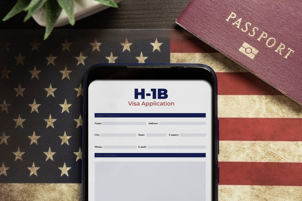 Trump yönetiminin H-1B vizesinin başvuru ücretini 100 bin dolara çıkarma kararı, Silikon Vadisi’nden akademiye kadar uzanan yabancı iş gücü alımını zorlaştırdı. Hindistan karara tepki gösterirken, ABD’nin beyin göçü avantajını kaybetme riskini gündeme geldi.