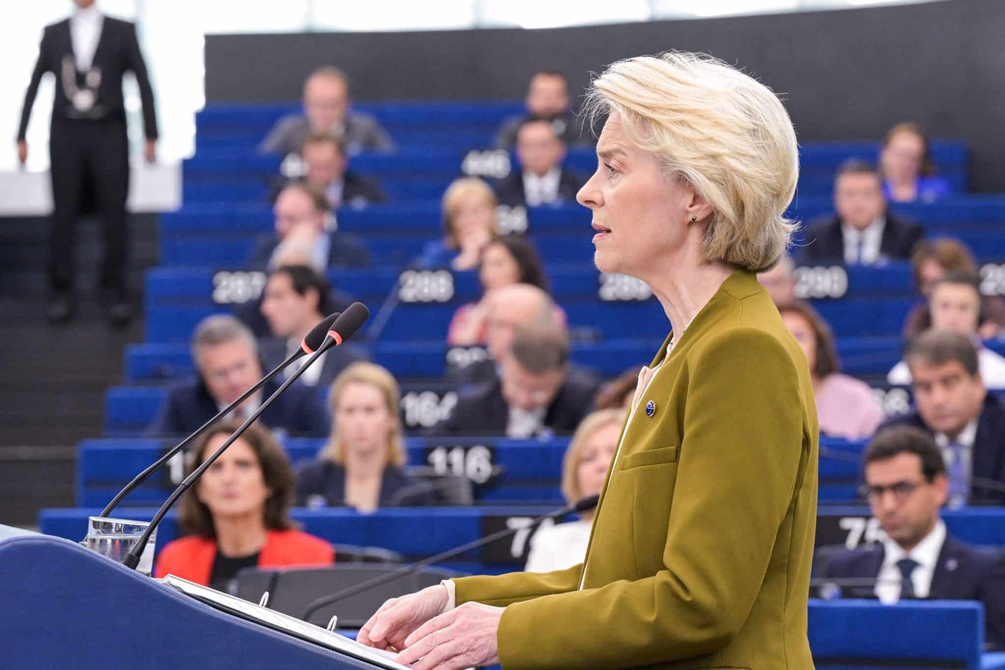 Strazburg’daki yıllık değerlendirme konuşmasında -önceki açıklamalarına kıyasla- İsrail'i daha sert eleştiren von der Leyen, AB'nin verdiği mali desteği keseceklerini duyurdu. Ancak AB’nin en büyük ticaret ortağına karşı bu adımların ne kadar ileri gideceği belirsiz.