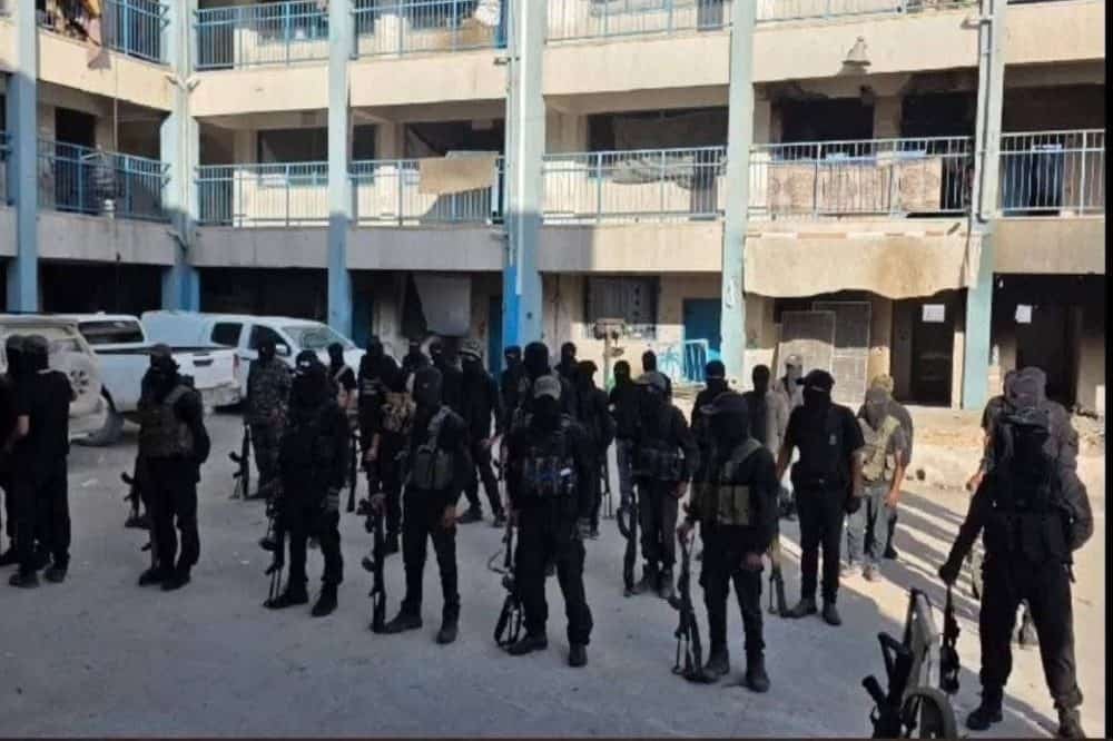 Ateşkesin ardından Gazze’de yeni bir iktidar mücadelesi başladı. İsrail, Doğmuş aşireti gibi desteklediği silahlı çeteler ve milis ağları üzerinden sahada fiilî bir düzen kurmaya çalışıyor. Hamas ise, bu vekil yapılar aracılığıyla inşa edilmek istenen yeni hâkimiyeti durdurmaya çalışıyor.