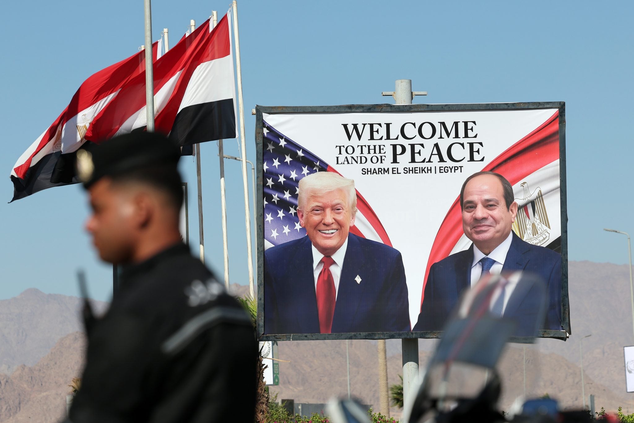 ABD Başkanı Donald Trump'ın planı, Gazze'nin yeniden inşa edilmesini öngörmesi nedeniyle takdirle karşılandı; fakat bu plan Filistinlilerin egemenliğini yavaşça silme riskini beraberinde getiriyor. Acil bir ihtiyaç olan yeniden inşanın, iki devletli çözümün ortadan kaldırılması anlamına gelmesine izin verilmemeli.