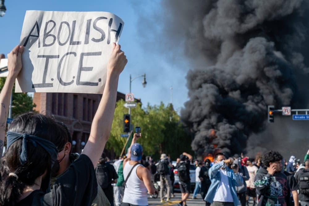 8 Haziran 2025 | Los Angeles, California | Los Angeleslılar, şehir merkezinde düzenlenen protestoda ICE baskınlarına ve Başkan Donald Trump’ın göçmenlik politikalarına karşı gösteri düzenliyor. | Fotoğraf: Michael Goldsmith - Sua Sponte Photography - Shutterstock.com