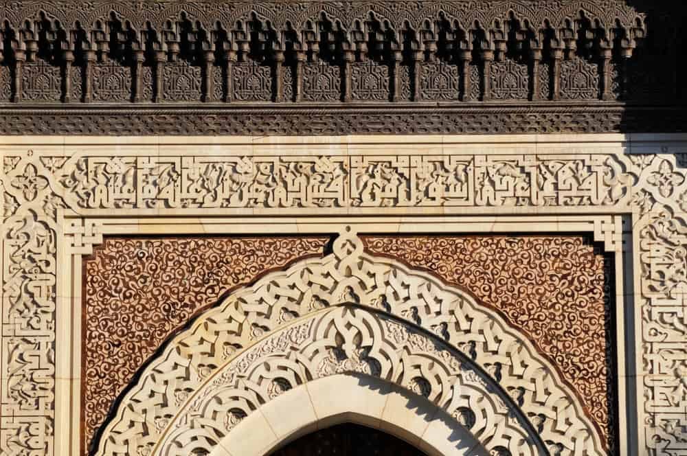 Fransa'da Müslüman gençlerin "yeniden İslamlaştığını" tespit eden Ifop anketi, yöntemsel hatalar ve bulguları "İslamcılık" kavramı üzerinden damgalayıcı şekilde yorumladığı yönündeki eleştiriler sonrasında dava edildi. Araştırmayı sipariş eden medya ağının Birleşik Arap Emirlikleri’nin Avrupa’daki etki operasyonlarıyla bağlantılı olabileceği iddiaları tartışmayı daha da büyüttü.