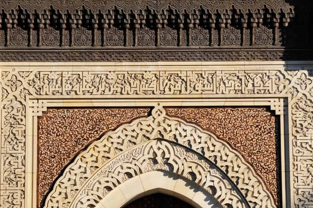 Fransa'da Müslüman gençlerin "yeniden İslamlaştığını" tespit eden Ifop anketi, yöntemsel hatalar ve bulguları "İslamcılık" kavramı üzerinden damgalayıcı şekilde yorumladığı yönündeki eleştiriler sonrasında dava edildi. Araştırmayı sipariş eden medya ağının Birleşik Arap Emirlikleri’nin Avrupa’daki etki operasyonlarıyla bağlantılı olabileceği iddiaları tartışmayı daha da büyüttü.
