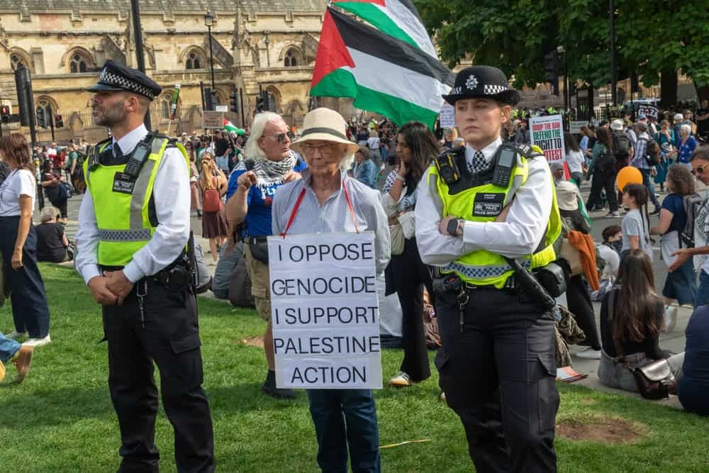 Londra, Birleşik Krallık | 6 Eylül 2025| Parlamento Meydanı’nda Filistin yanlısı protestocular, üzerinde “Soykırıma karşıyım, Palestine Action’ı destekliyorum” yazılı pankartlar taşıyor.