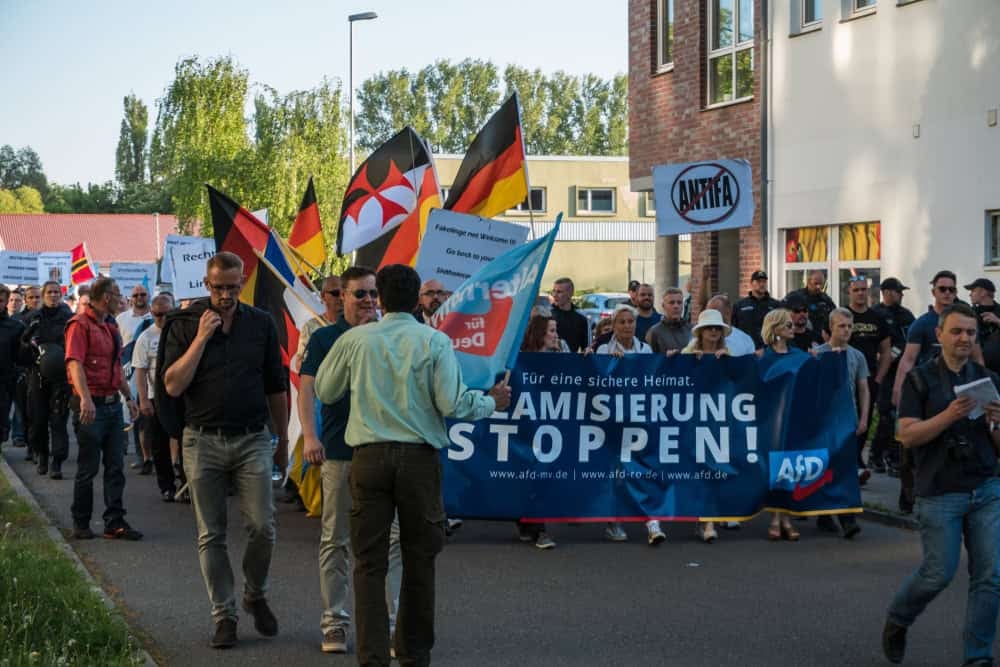 Rostock, Almanya | Lütten Klein’de “İslamlaşmayı Durdurun” sloganıyla düzenlenen AfD gösterisi ve buna karşı sol grupların karşı gösterisi. | Fotoğraf: Elpisterra - Shutterstock.com İslam karşıtlığı