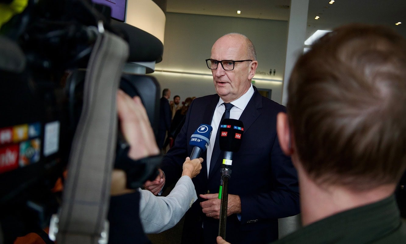 Almanya'nın Brandenburg eyaletinin başbakanı Dietmar Woidke, SPD'nin BSW ile yürüttüğü koalisyonun çöktüğünü açıkladı. Fotoğraf: Shutterstock.com | Değişiklikler: Perspektif