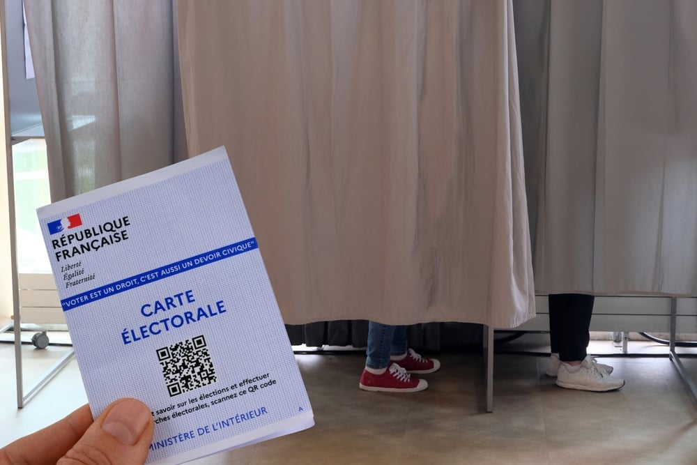 Fransa’da Mart 2026 belediye seçimleri yaklaşırken, büyük şehirlerde ikinci turların olağandışı biçimde parçalı geçmesi bekleniyor. Paris’te beş adayın yarışta kalabileceği senaryolar konuşulurken, RN ve LFI’nin yükselişi ile merkez bloğun zayıflığı sonuçları her zamankinden daha belirsiz hale getiriyor.