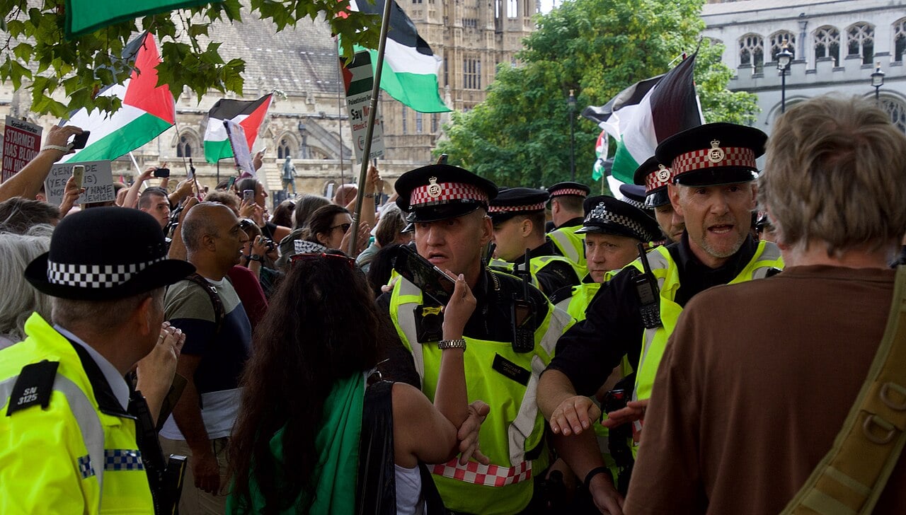 6 Eylül 2025 | Londra, Birleşik Krallık | Defend Our Juries grubunun Palestine Action destek protestosu | Fotoğraf: indigonolan - Wikimedia Commons