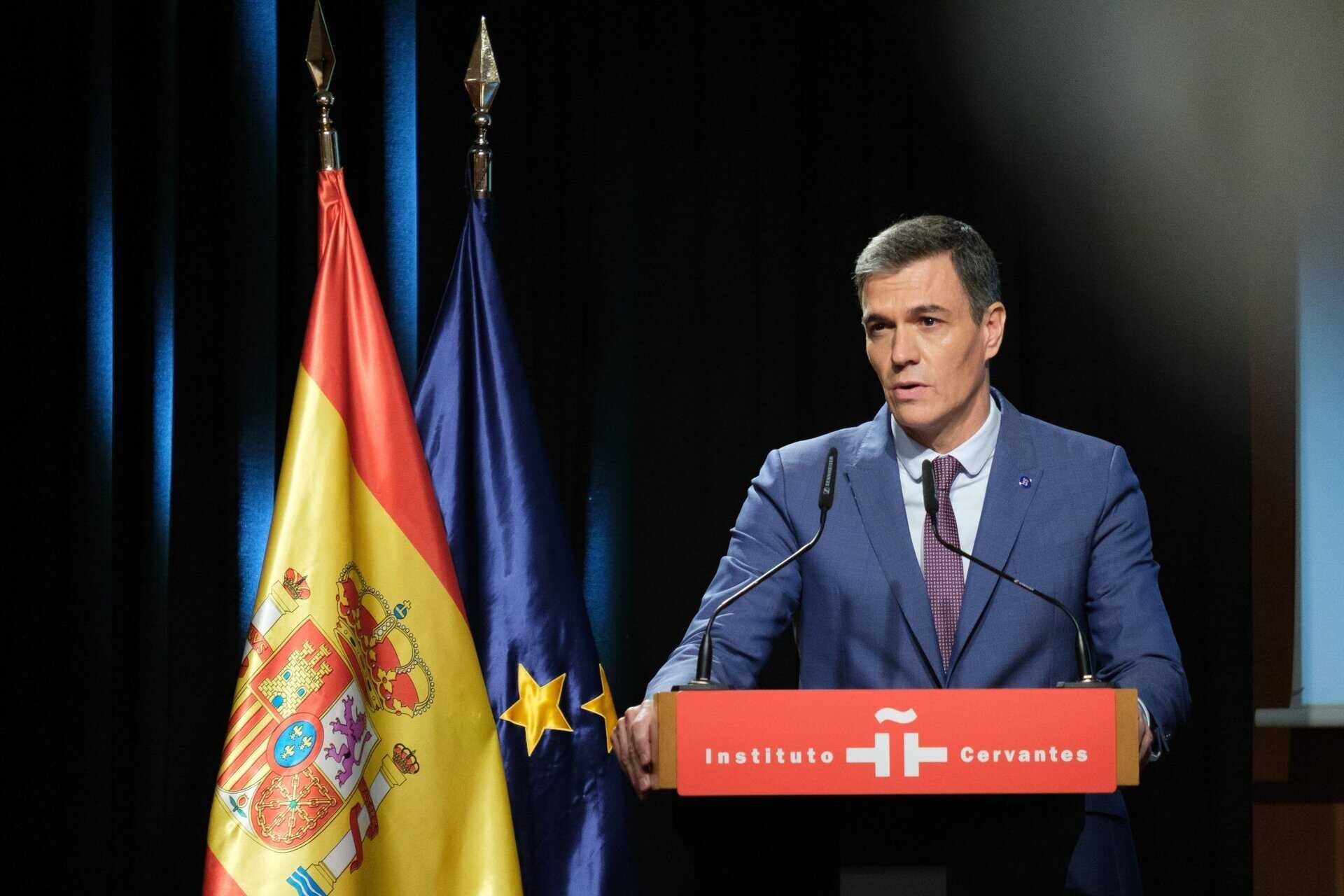 Pedro Sánchez son yıllarda Avrupa siyasetinde alışılmadık bir lider olarak öne çıkıyor. Gazze’den İran’a, Venezuela’dan NATO tartışmalarına kadar birçok kriz başlığında Madrid’in tutumu güç siyasetinden ziyade uluslararası hukuk ve normatif ilkelere dayanıyor. Peki Sánchez’i Avrupa’da farklı kılan bu çizginin arkasında ne var?