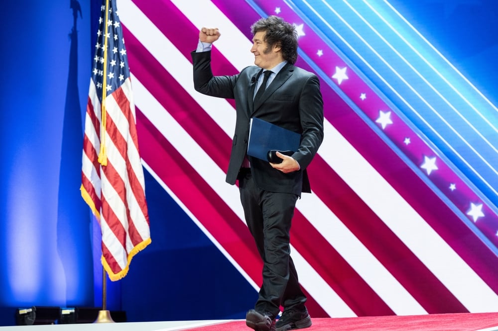 Latin Amerika'da sağ ve popülist sağ hareketlerin yükselişi, kıtanın yeni siyasal yönüne ilişkin tartışmaları alevlendiriyor. Ancak bu değişim, toplumların bütünüyle muhafazakârlaştığı anlamına mı geliyor, yoksa ekonomik kriz, güvenlik kaygıları ve mevcut siyasal düzene duyulan tepkinin yeni bir ifadesi mi?