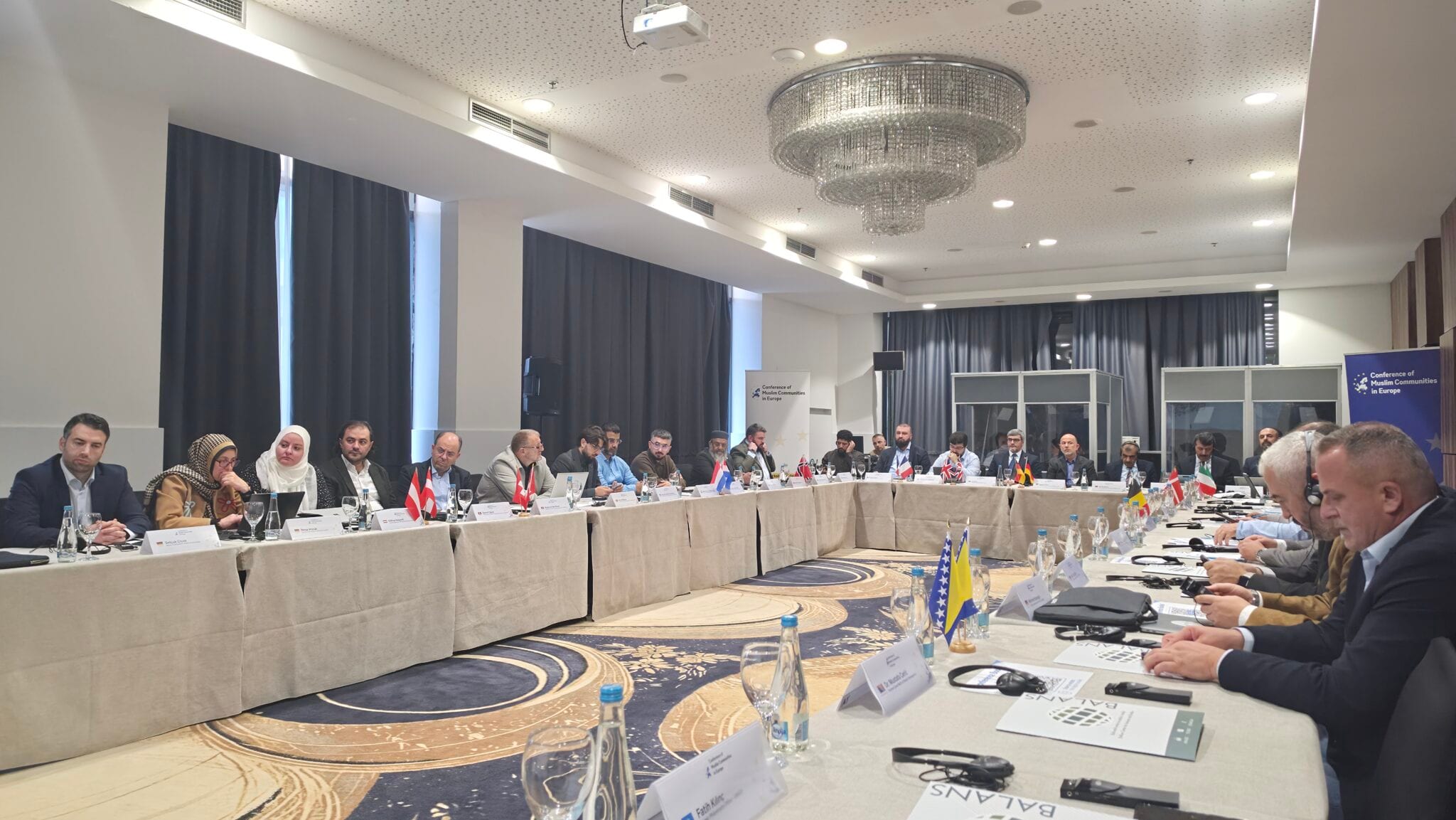Avrupa’nın on ülkesinden Müslüman çatı kuruluşlarının Saraybosna’da gerçekleştirdiği konferans, birbirinden farklı din-devlet ilişkilerini ve kurumsal temsil modellerini karşılaştırma fırsatı sundu. Toplantıda devlet tarafından tanınmanın sağladığı imkânlar ve beraberinde getirdiği sorunlardan kurumsal finansmana, yapay zekâ destekli hak savunuculuğundan Avrupa düzeyinde iş birliğine kadar pek çok somut mesele tartışıldı.
