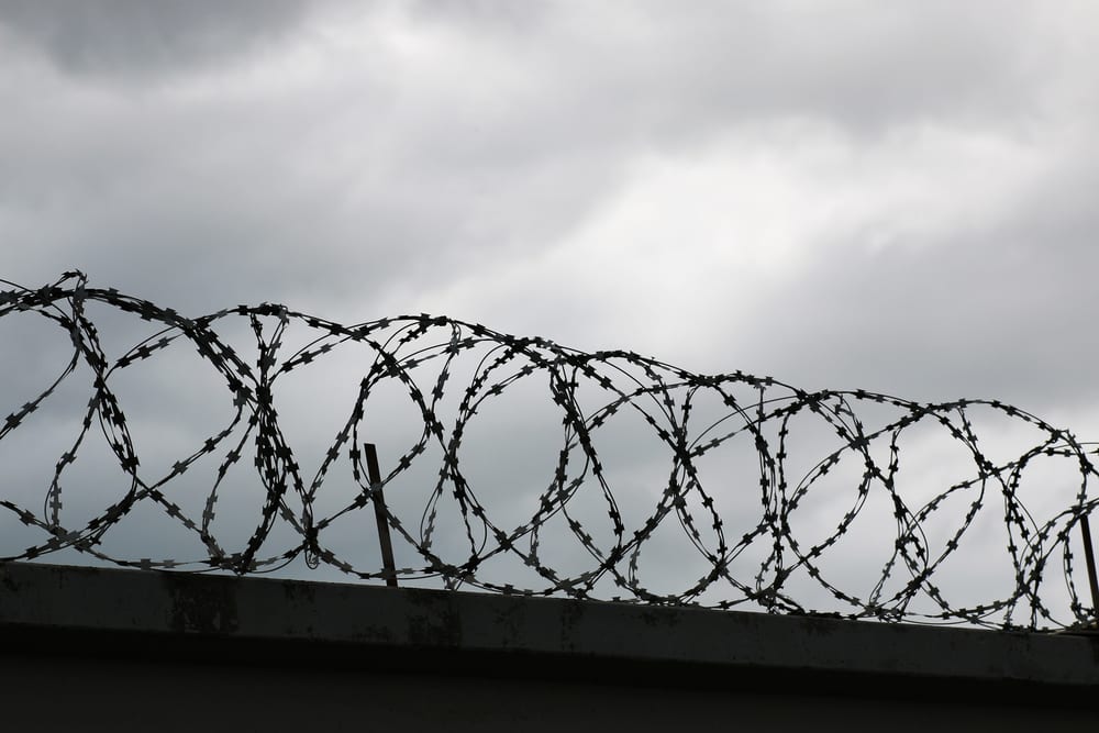 Haaretz: Binlerce Filistinli İsrail'in İşkence Kamplarında Tutuluyor