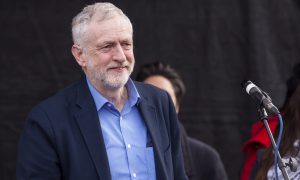 İngiltere’de Camiden Çıkan İşçi Partisi Liderine Saldırı