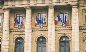 Fransa | Polislerin Zorla Gözaltına Aldığı Çarşaflı Kadına 6 Ay Hapis Cezası