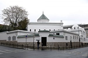 Fransa’da Saldırgan Aracıyla Camiye Daldı