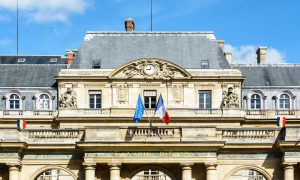 Fransa’da Danıştay İbadethanelerde Toplanma Yasağını Kaldırdı
