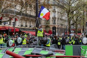 Fransa’da Sarı Yelekliler Gösterilerin Birinci Yılında Sokaklarda