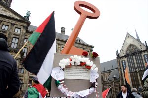 Hollanda’da Filistinlilerin “Dönüş Anahtarı” Anıtı Sergilendi