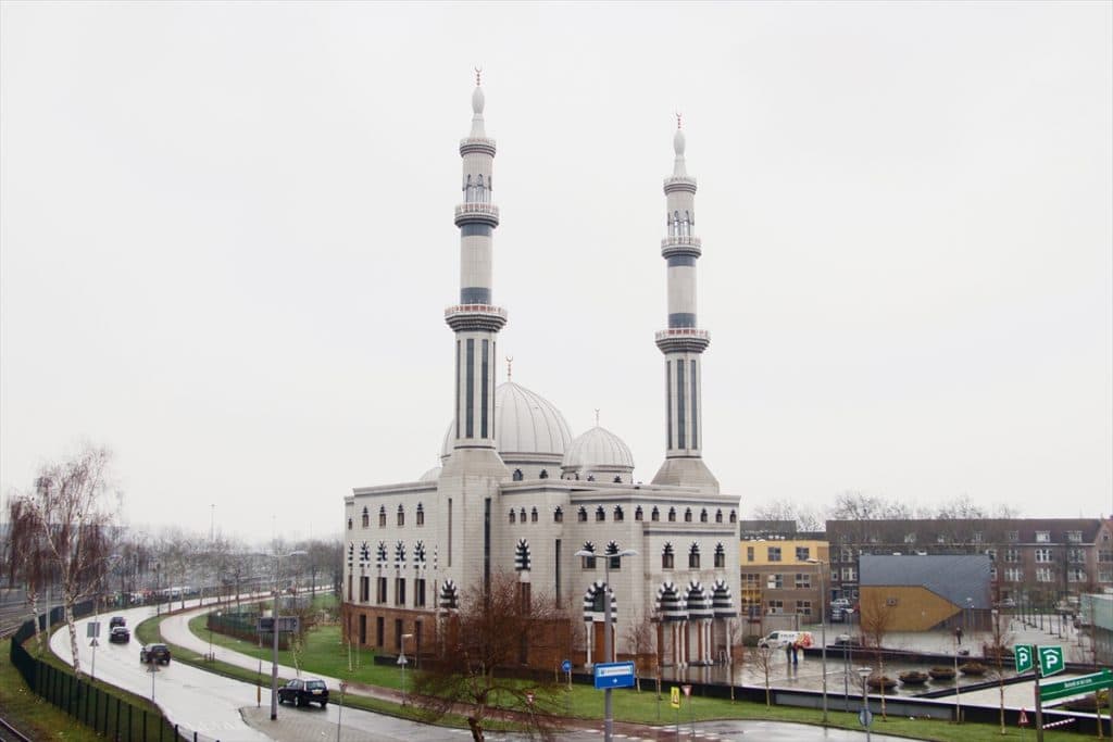 Hollanda’da Müslüman Siyasetçilerden Tüm Camilerin Korunması Talebi