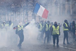 Fransa’da 2019 Protesto ve Grevlerle Geçti