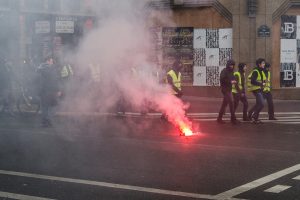 Sarı Yeleklilerin Gösterilerindeki Şiddet Paris’in Dışına Sıçradı