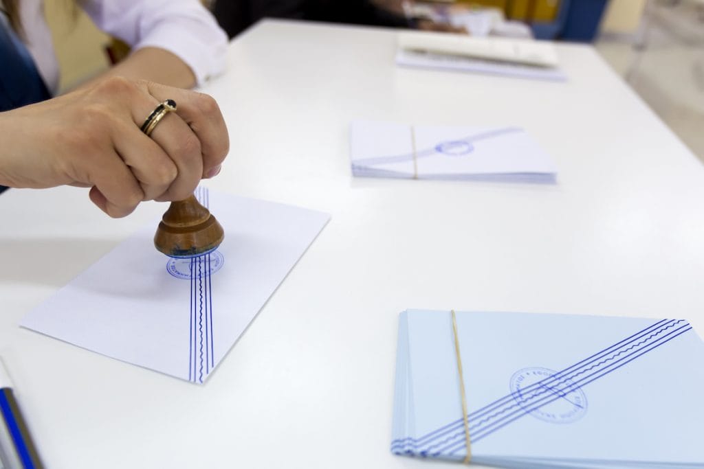 İngiltere ve Hollanda’da Halk AP Seçimleri İçin Sandık Başında