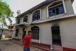 Sri Lanka’da Müslümanlar Hedefte: Bir Kişi Öldürüldü, İşyerleri Ateşe Verildi