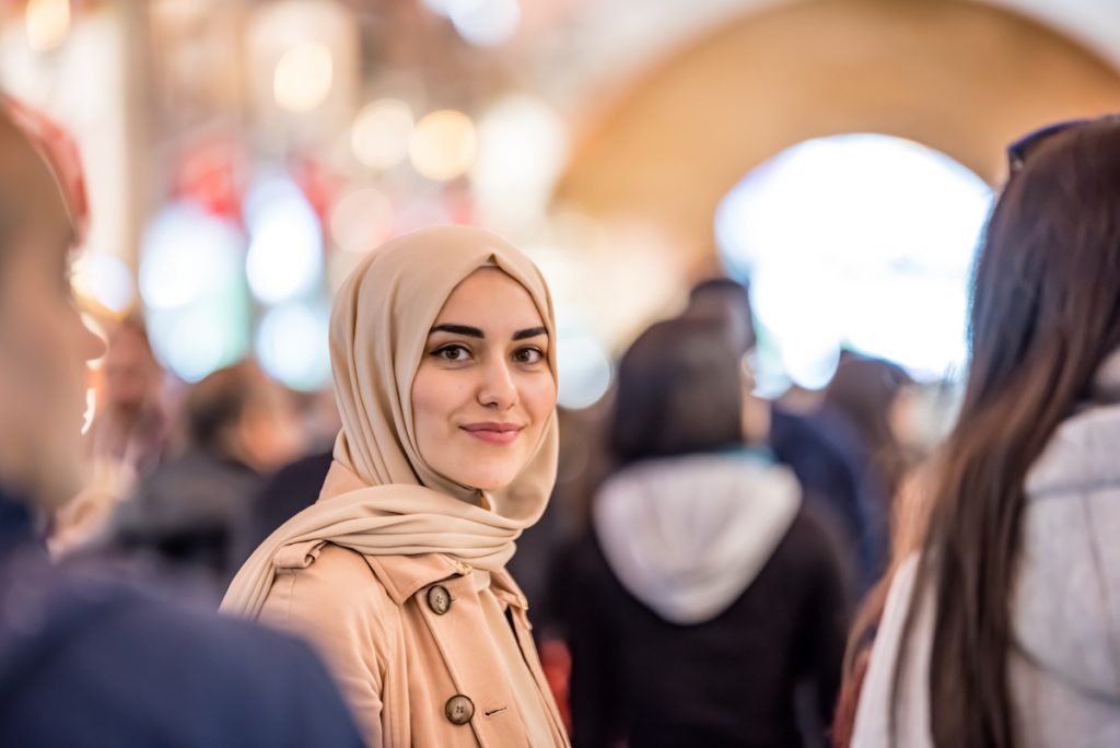 Almanya’da Sokakta Başörtülü Kadınlara Daha Az Yardım Ediliyor