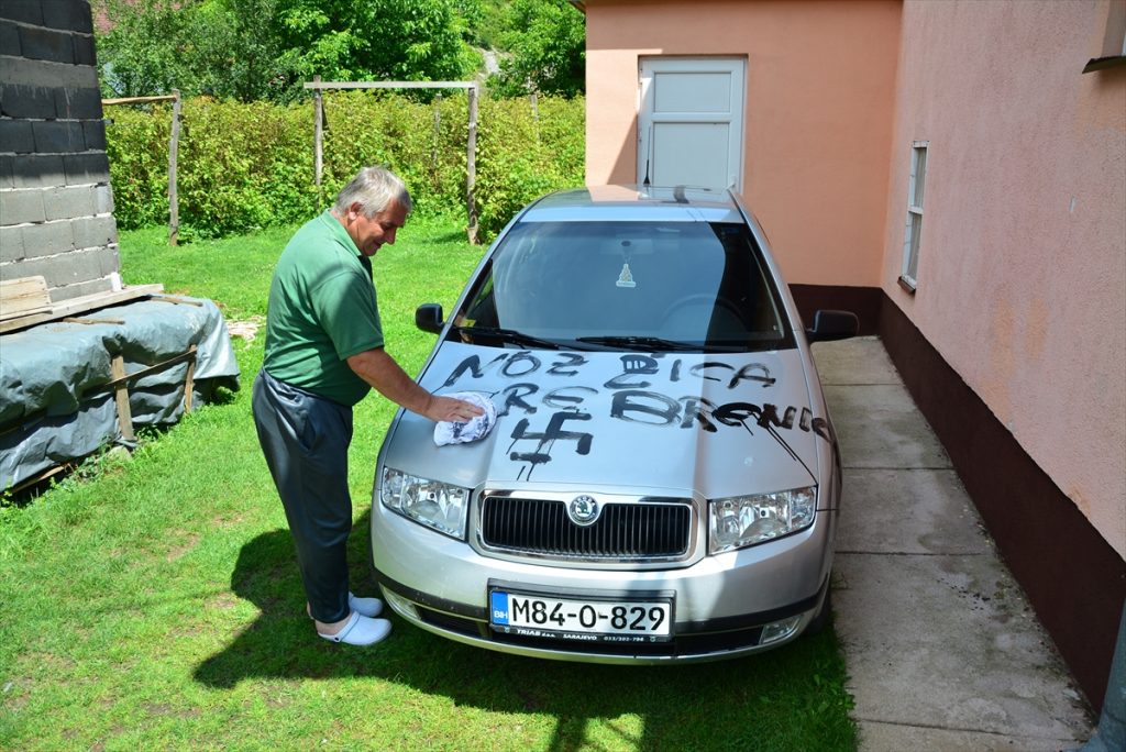 Bosna Hersek’te Müslümanların Ev ve Araçlarına Çirkin Saldırı