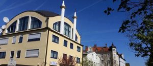 Almanya’da Türk Kökenli Vekilden Çağrı: Camilerde Güvenlik Önlemlerini Artırın