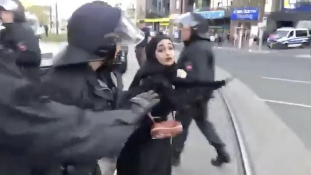 AfD Mitinginde Başörtülü Kıza Sözlü Saldırı: Polisin Tutumu Tepki Çekti