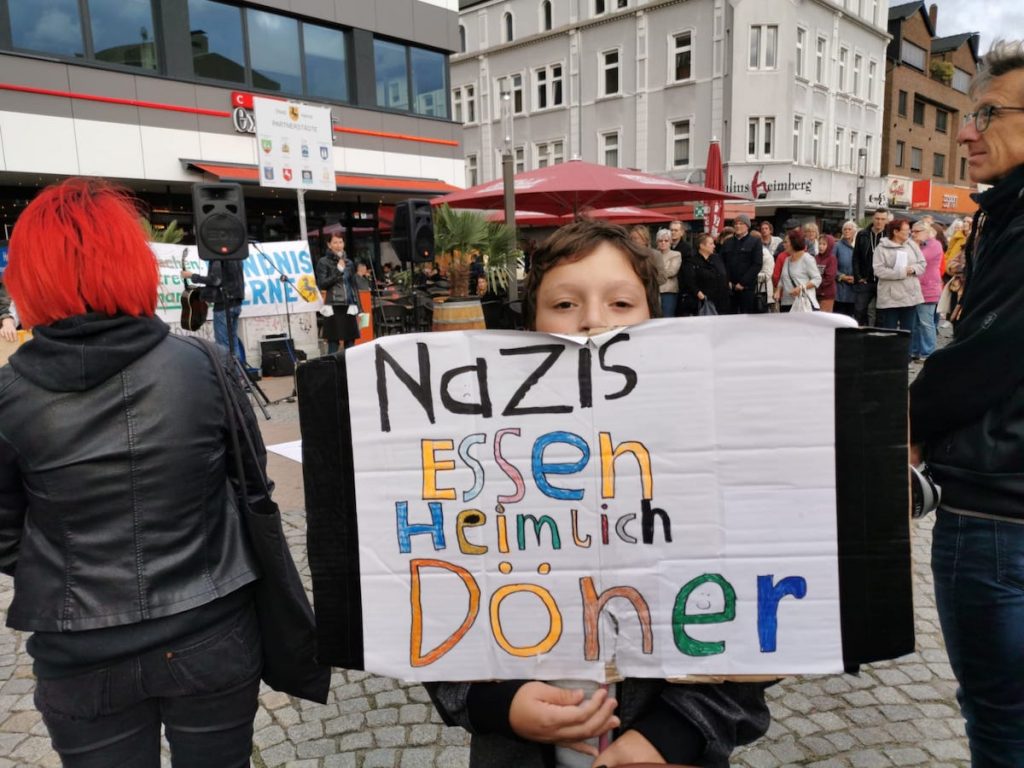 Almanya’da Aşırı Sağa Tepki, Irkçı Saldırıya Uğrayan Türk Aileye Destek
