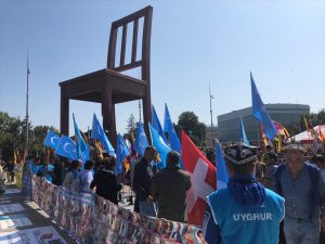 BM Önünde Uygurlar ve Tibetliler Çin’i Protesto Etti