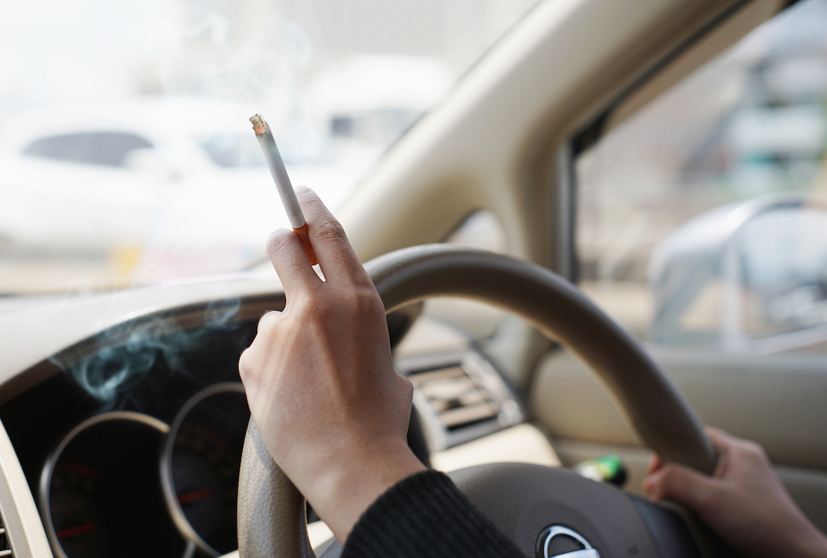 Можно курить в машине. Курение за рулем. Курит в такси. Пассажир курящий в авто. Курящий водитель.