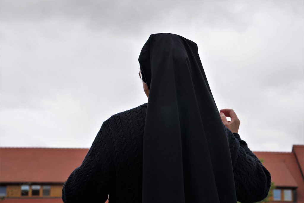 Fransa’da Başörtülü Rahibeyi Huzurevine Almadılar