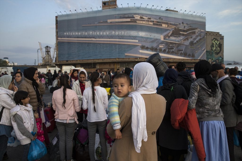 Yunan Adalarındaki Düzensiz Göçmenler Ana Karaya Taşınıyor