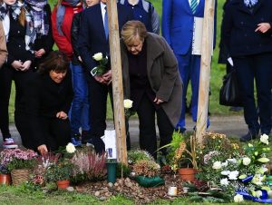Merkel, NSU Kurbanları İçin Yapılan Anıt Parkı Ziyaret Etti