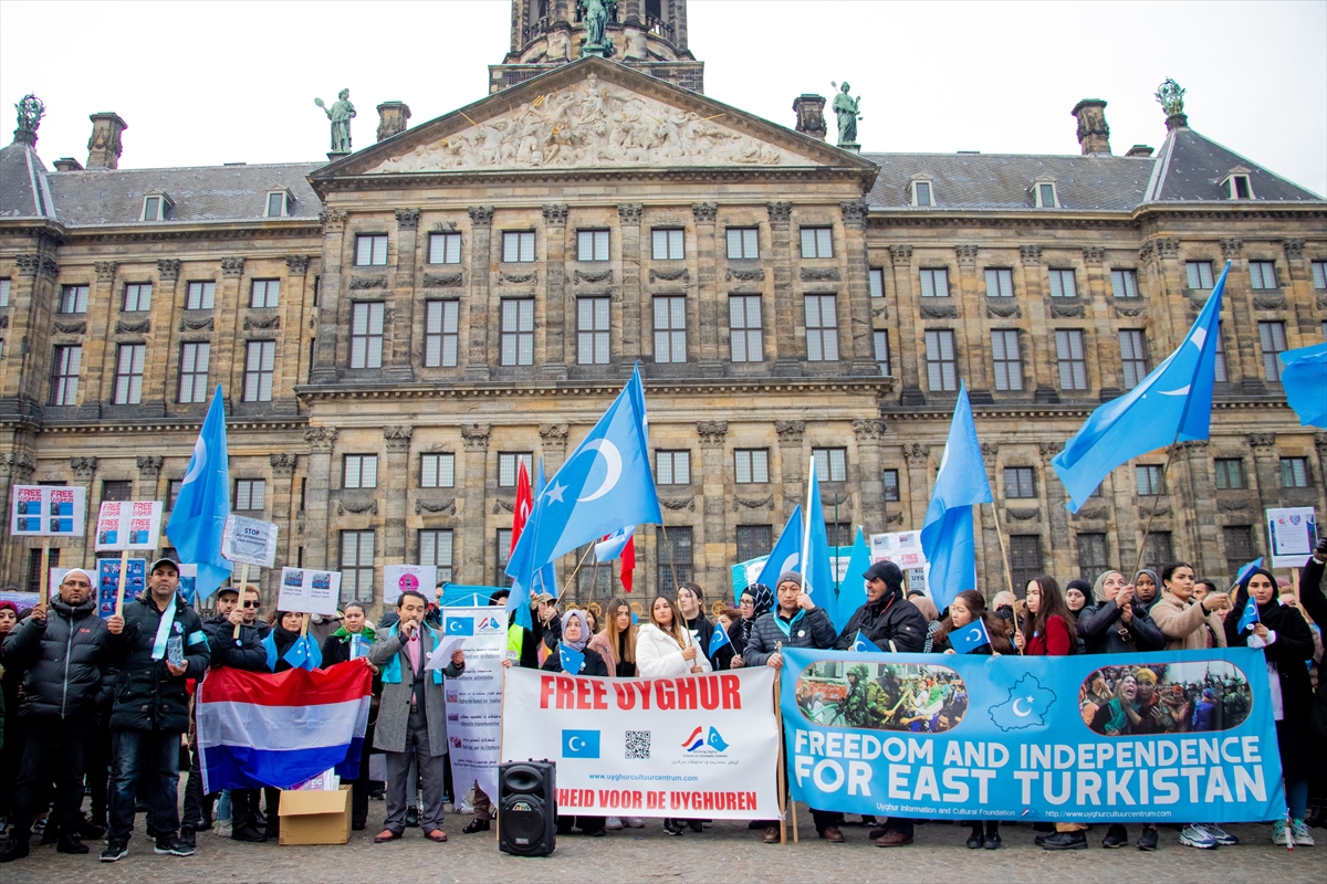 Hollanda'da Uygur Türklerine destek gösterisi.