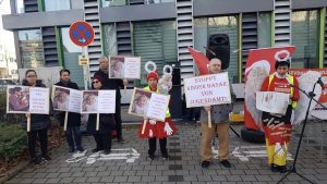 Türk Ailenin 4 Günlük Bebeğini Alan Alman Gençlik Dairesi Protesto Edildi