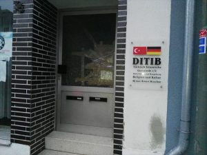 Almanya’da Saldırı Düzenlenen Caminin Kapısı Kırıldı