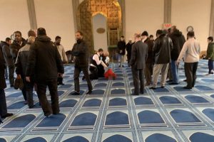 İngiltere’de Camiye Bıçaklı Saldırı