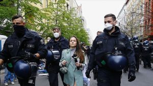 Almanya’da Kovid-19 Kısıtlamaları Protesto Edildi