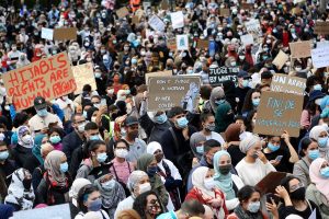 Brüksel’de Üniversitede Başörtüsü Yasağı Protesto Edildi