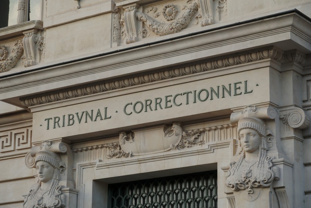 Paris adliyesinde tutuklulara kötü muamele