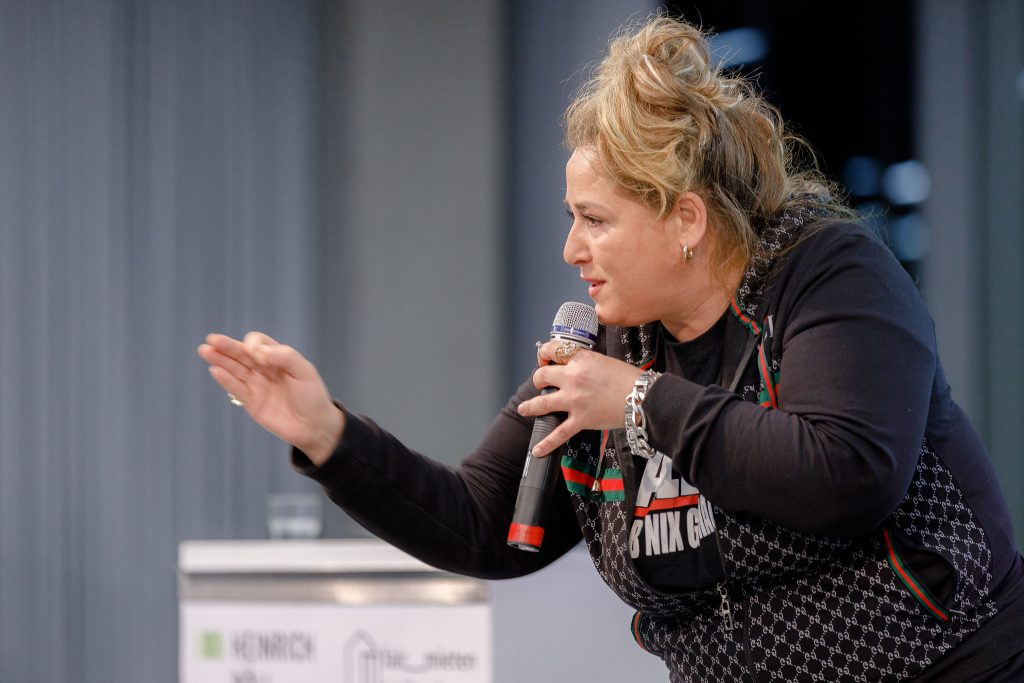 İdil Baydar’a Irkçı Tehditlerin İzi Yine Alman Polisine Çıkıyor