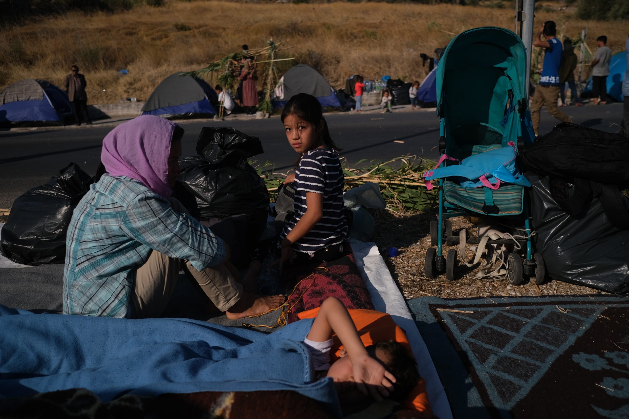 Moria sığınmacı kampında çıkan yangın sonrasında barınacak yerleri kalmayan sığınmacılar