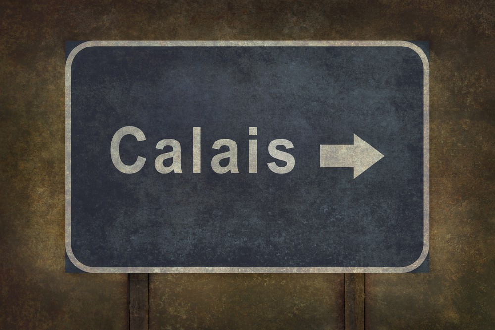 Calais Kentinde Göçmenlerin Kamp Yerlerine Kaya Döşendi
