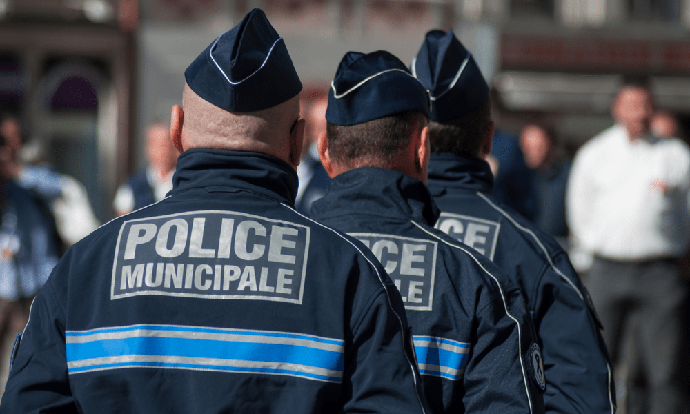 Fransa'da Polisin İnsanların Dini Görüşlerinin Listelemesine İzin Verildi
